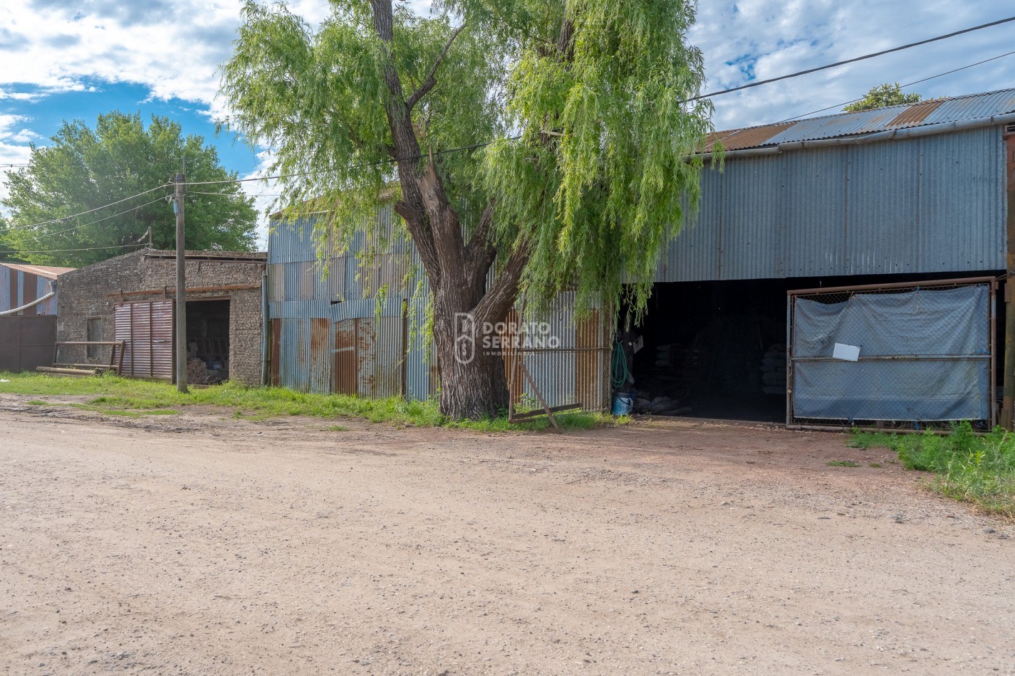 LOTE EN ESQUINA + PLUS: GALPONES DEPOSITO.