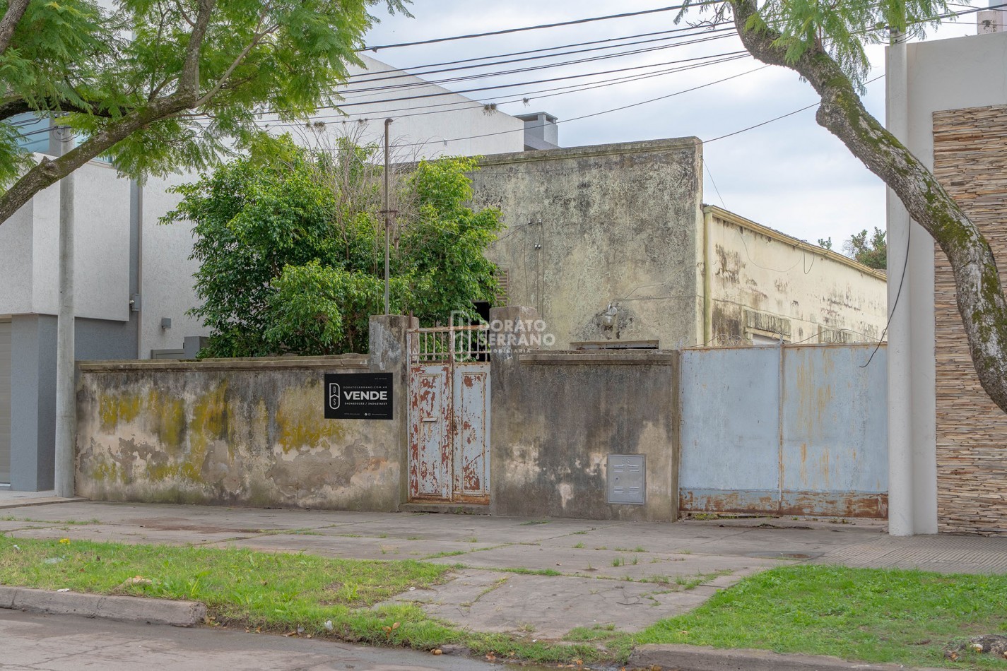 CASA SOBRE AVENIDA A RECICLAR! CENTRO! GRAN POTENCIAL!