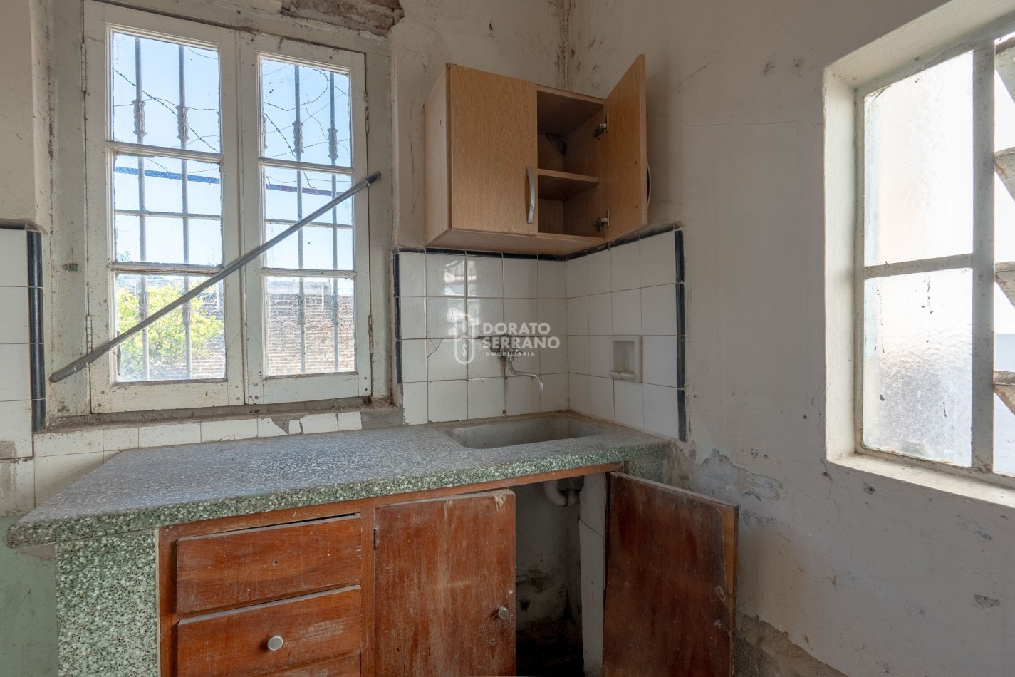 LOTE + CASA A DEMOLER O RECICLAR! TODOS LOS SERVICIOS / A MTS. DE 20 DE JUNIO! 