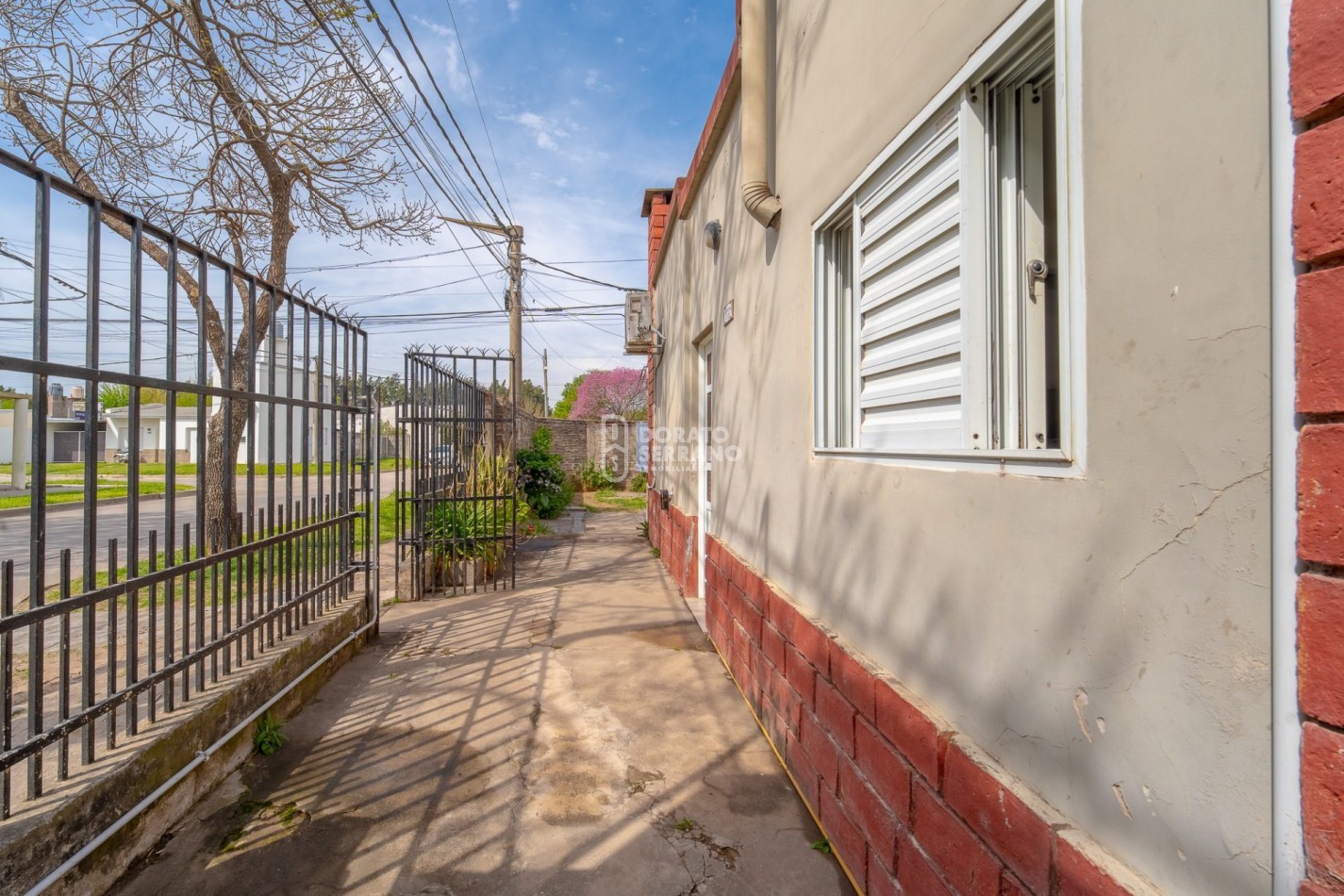 CASA EN ESQUINA / TODOS LOS SERVICIOS!