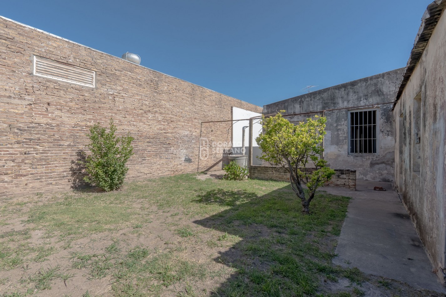 LOTE + CASA A DEMOLER O RECICLAR! TODOS LOS SERVICIOS / A MTS. DE 20 DE JUNIO! 