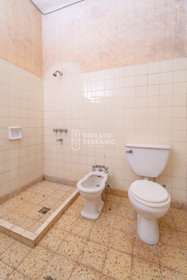 CASA A RECICLAR + LOTE PASANTE! 2 FRENTES!