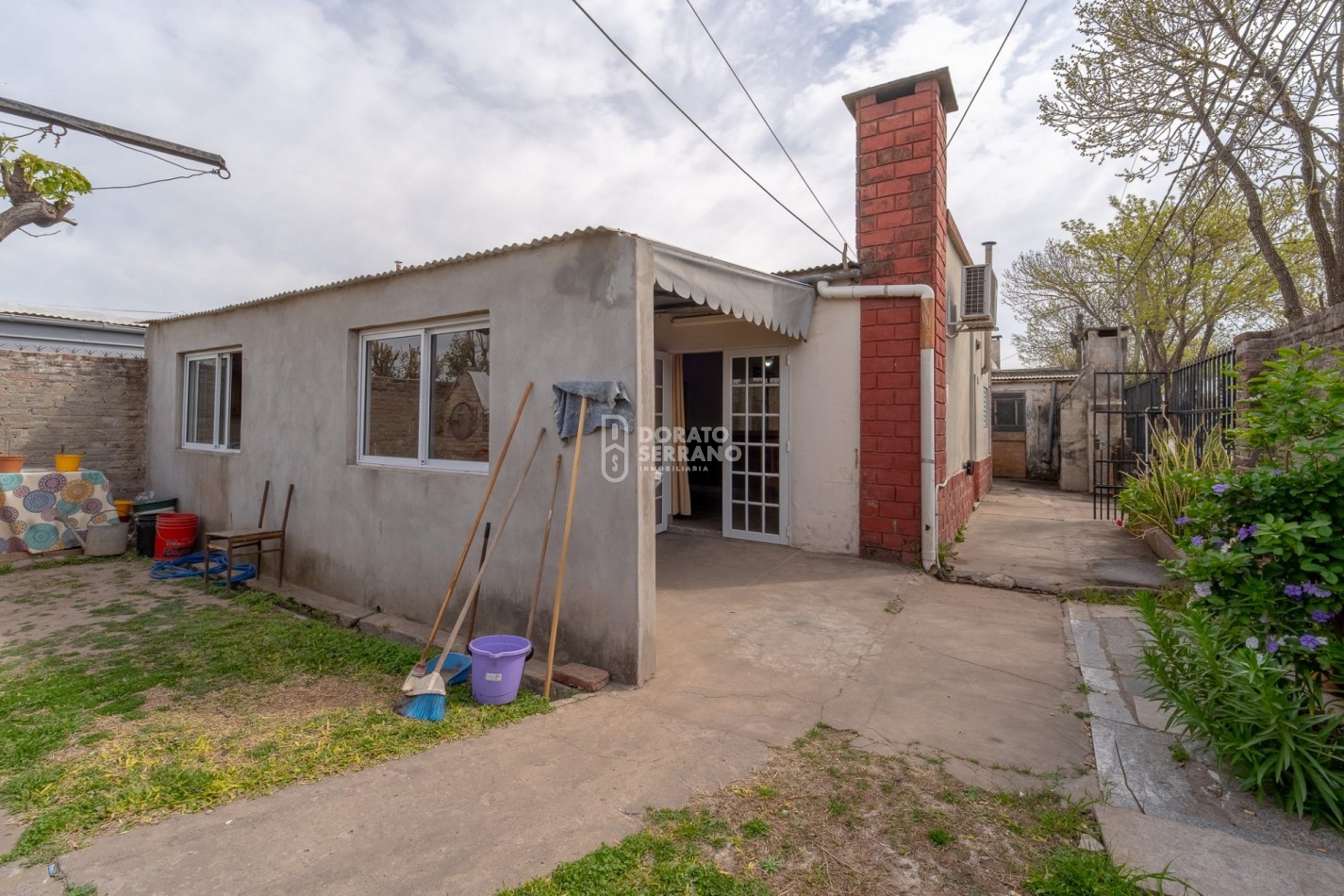 CASA EN ESQUINA / TODOS LOS SERVICIOS!