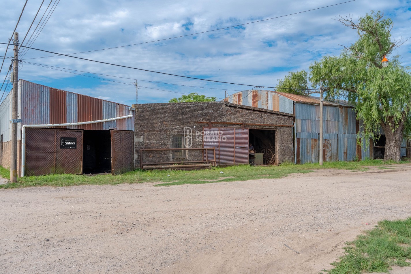 LOTE EN ESQUINA + PLUS: GALPONES DEPOSITO.