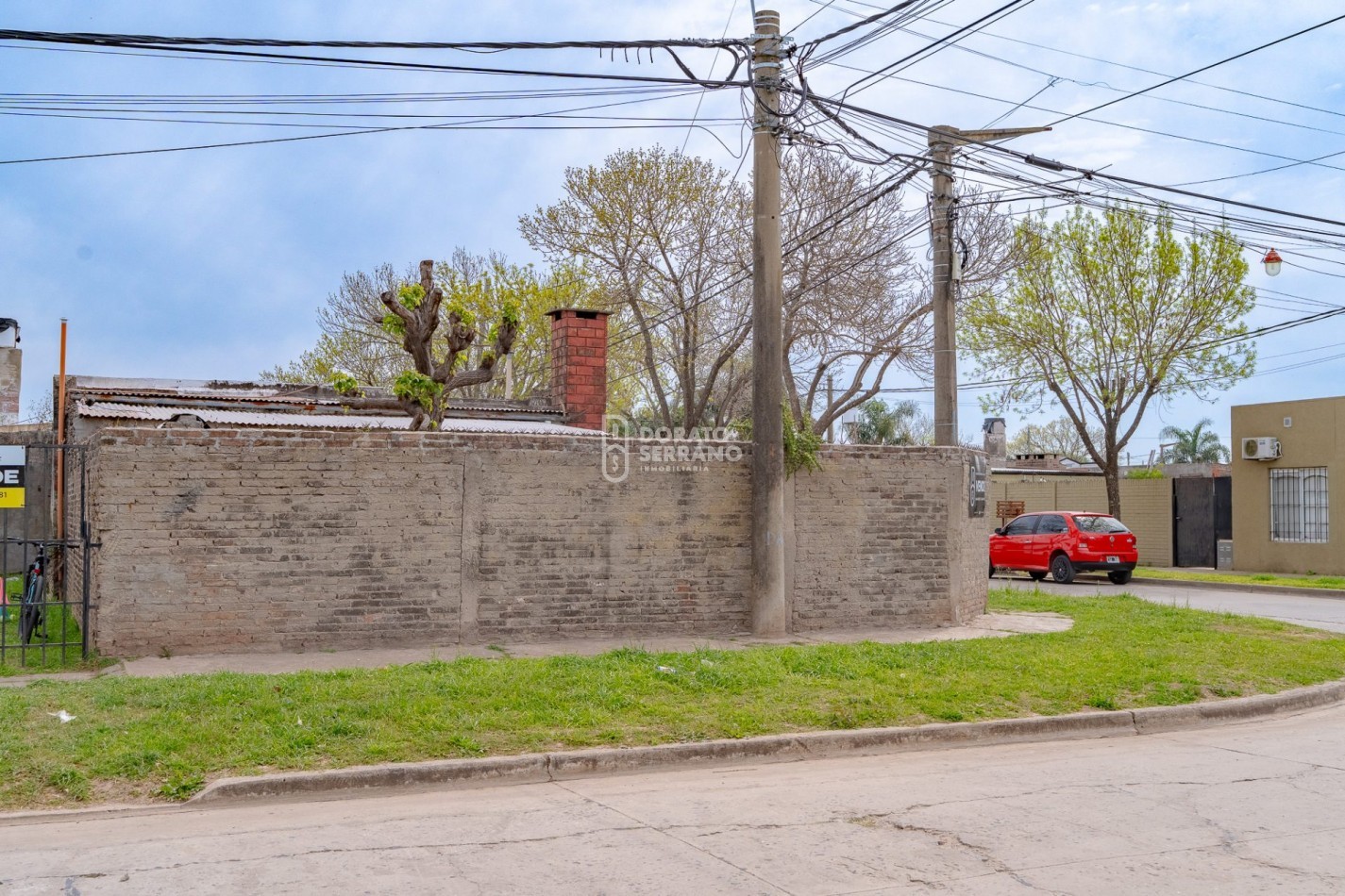 CASA EN ESQUINA / TODOS LOS SERVICIOS!
