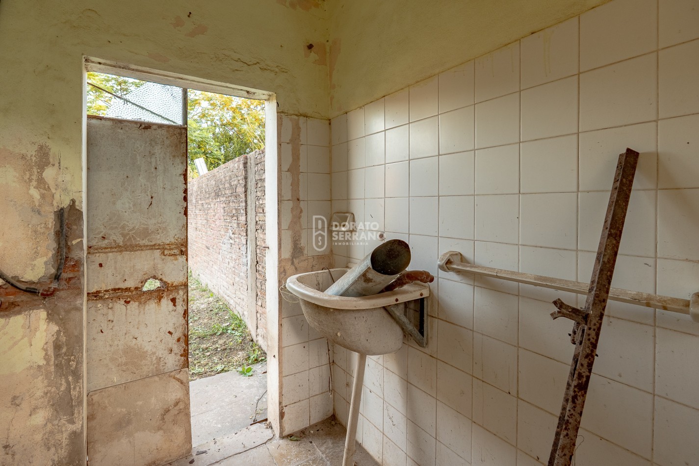 LOTE 10X45 +TODOS LOS SERVICIOS + PLUS CONSTRUCCION A RECICLAR.