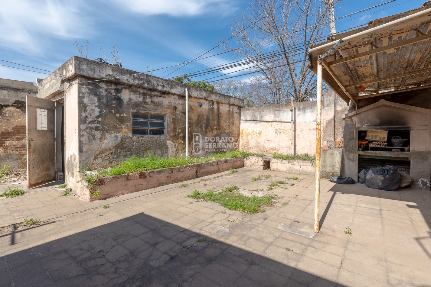 CASA EN ESQUINA! TODOS LOS SERVICIOS!