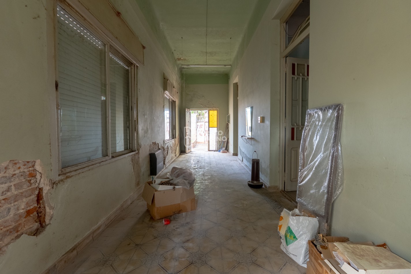 CASA SOBRE AVENIDA A RECICLAR! CENTRO! GRAN POTENCIAL!