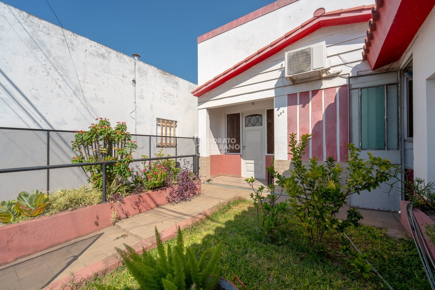 OPERATIVA! A MTS. DE AVENIDA! TODOS LOS SERVICIOS.