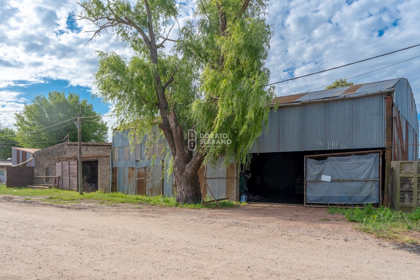 LOTE EN ESQUINA + PLUS: GALPONES DEPOSITO.