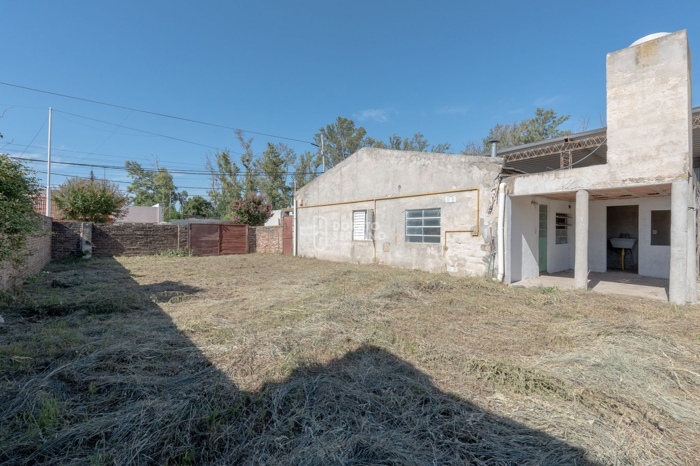 CASA PARA HABITAR  +  LOTE IDEAL + TODOS LOS SERVICIOS! - 15 MTS. DE FRENTE!