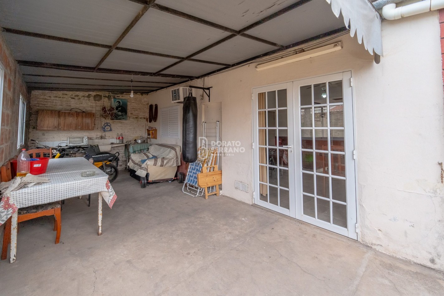 CASA EN ESQUINA / TODOS LOS SERVICIOS!