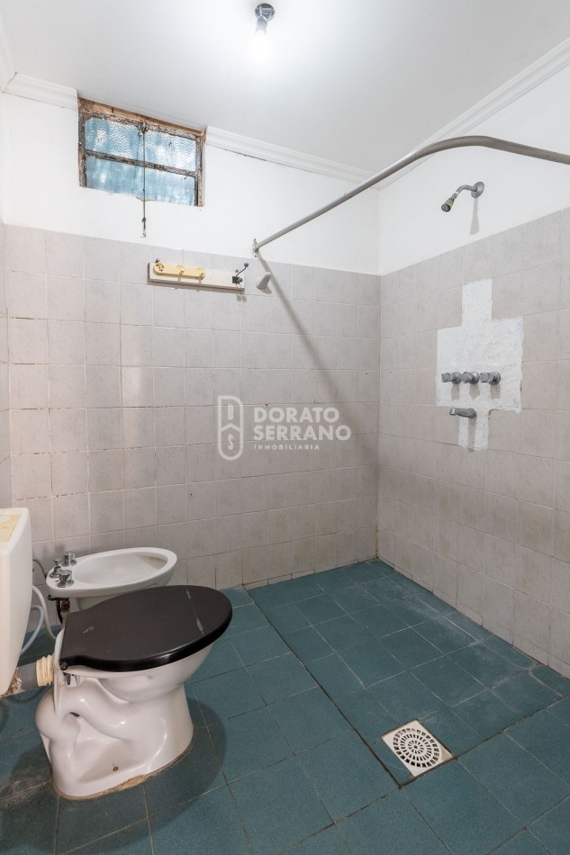 CASA PARA HABITAR  +  LOTE IDEAL + TODOS LOS SERVICIOS! - 15 MTS. DE FRENTE!