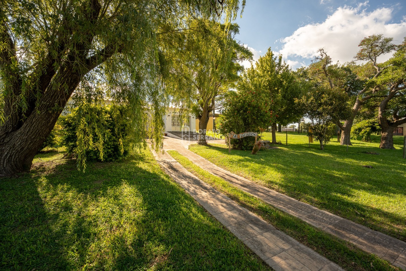CASA EN EL RIO! GRANDIOSA! BARRIO BASUALDO!