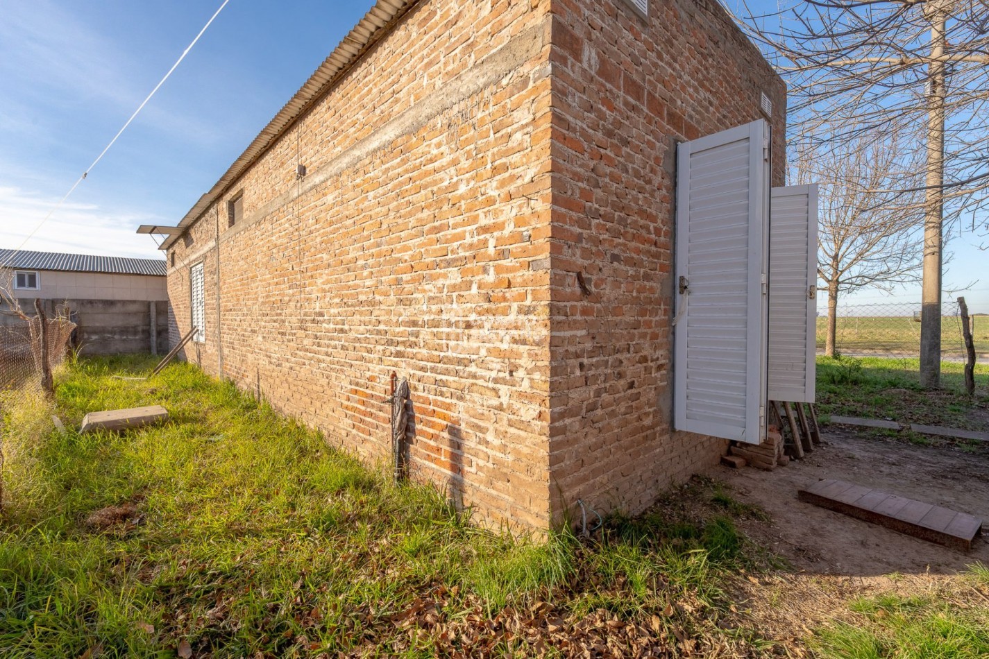 LOTE EN ESQUINA + CASA A TERMINAR! - AREA RESIDENCIAL!