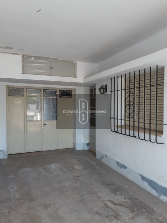 FUNCIONAL CASA EN 20 DE JUNIO! FRENTE A PLAZA DE LAS BANDERAS.