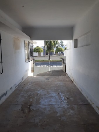 FUNCIONAL CASA EN 20 DE JUNIO! FRENTE A PLAZA DE LAS BANDERAS.