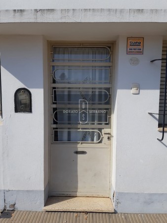 FUNCIONAL CASA EN 20 DE JUNIO! FRENTE A PLAZA DE LAS BANDERAS.