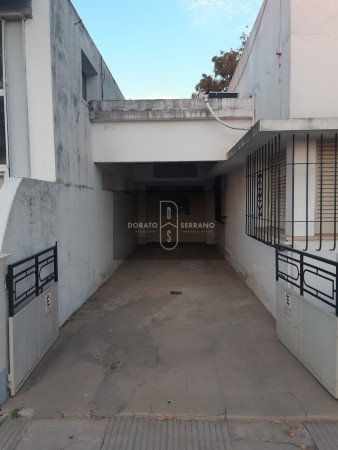 FUNCIONAL CASA EN 20 DE JUNIO! FRENTE A PLAZA DE LAS BANDERAS.
