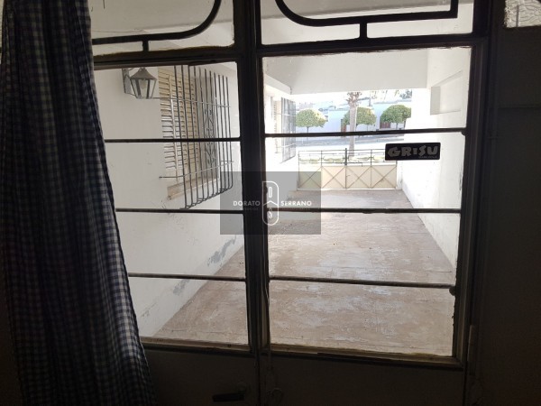 FUNCIONAL CASA EN 20 DE JUNIO! FRENTE A PLAZA DE LAS BANDERAS.