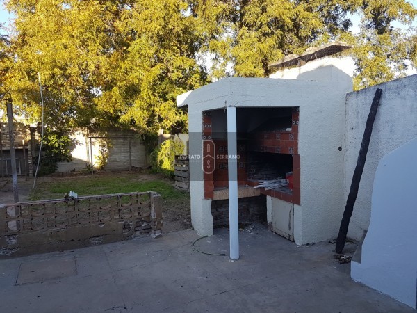 FUNCIONAL CASA EN 20 DE JUNIO! FRENTE A PLAZA DE LAS BANDERAS.