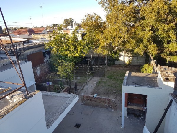 FUNCIONAL CASA EN 20 DE JUNIO! FRENTE A PLAZA DE LAS BANDERAS.