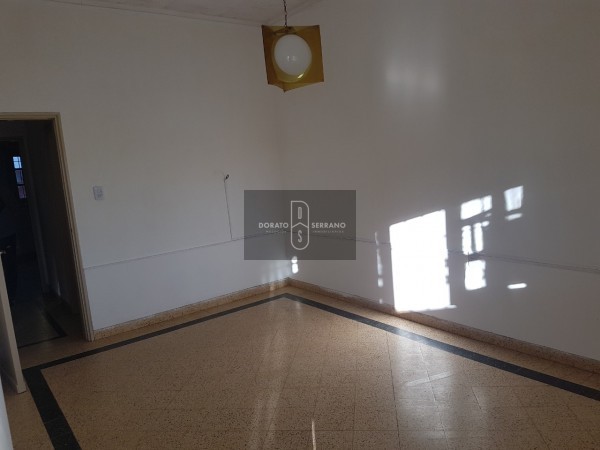 FUNCIONAL CASA EN 20 DE JUNIO! FRENTE A PLAZA DE LAS BANDERAS.