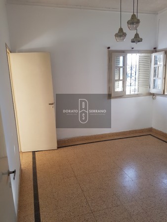 FUNCIONAL CASA EN 20 DE JUNIO! FRENTE A PLAZA DE LAS BANDERAS.