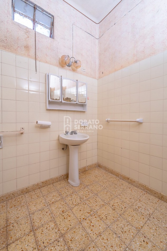 CASA A RECICLAR + LOTE PASANTE! 2 FRENTES!