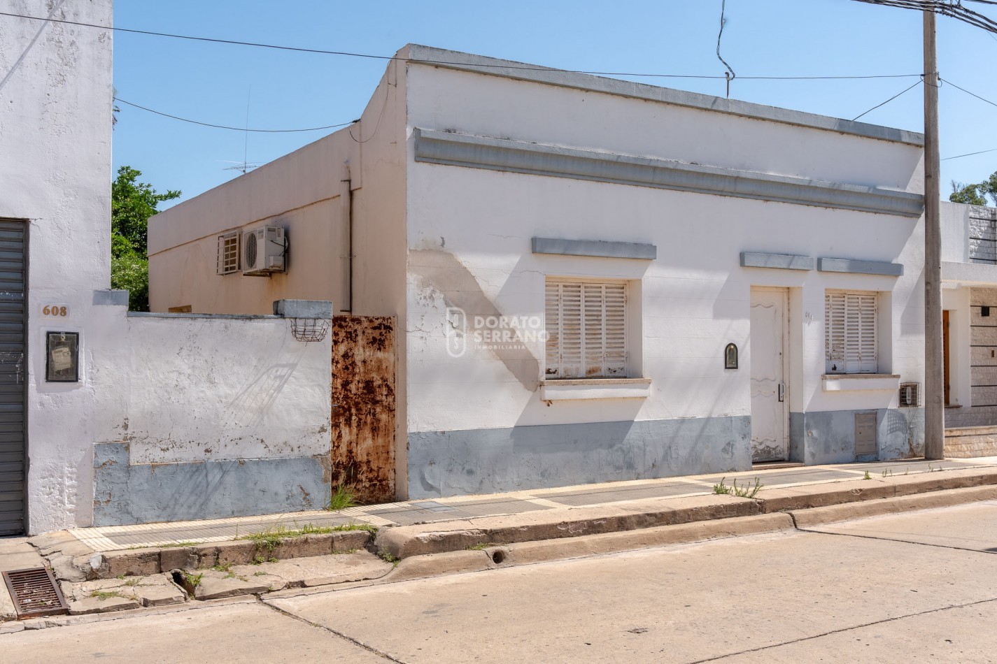 CASA A RECICLAR EN FLORIDA! Gran ubicacion & Todos los servicios. 