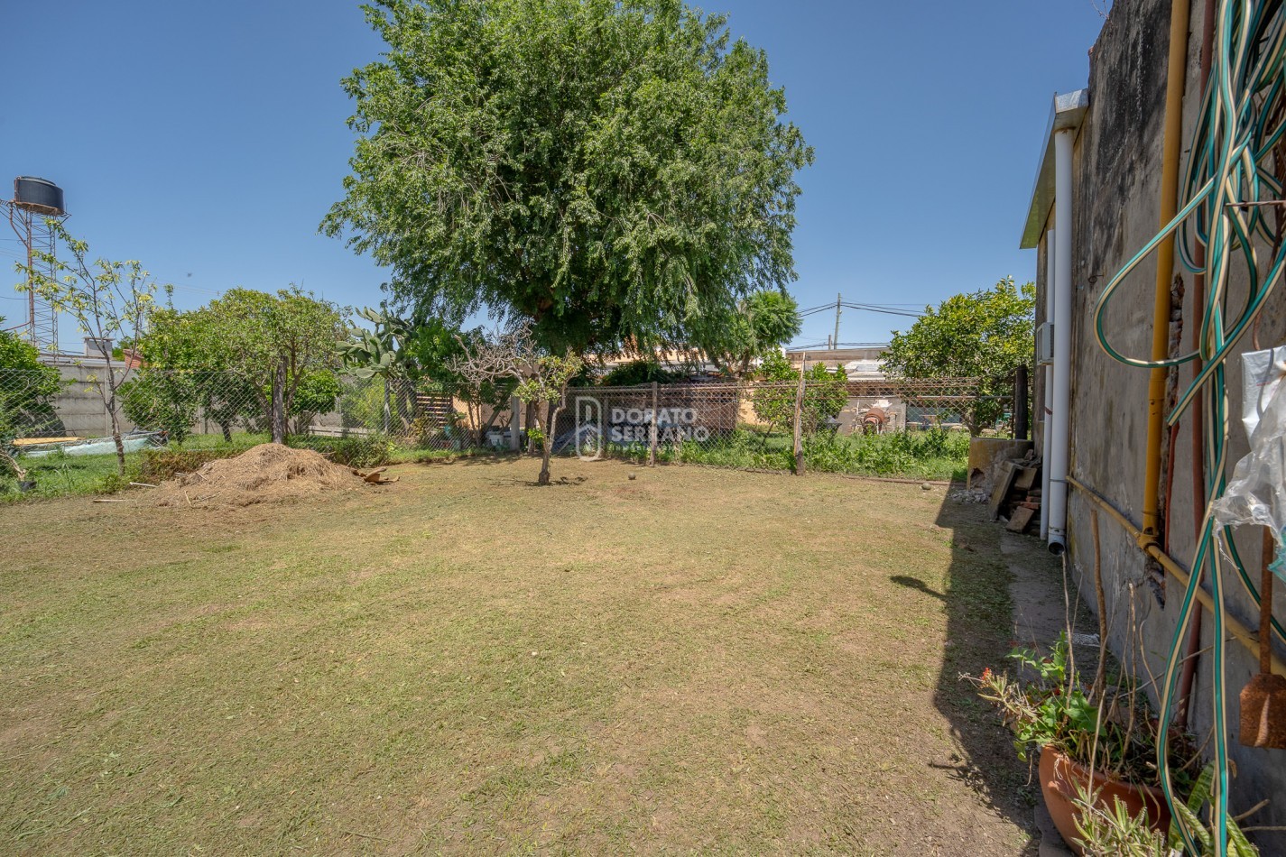 LOTE EN BARRIO FLORIDA! TODOS LOS SERVICIOS - PLUS EDIFICADO A DEMOLER O RECICLAR. 