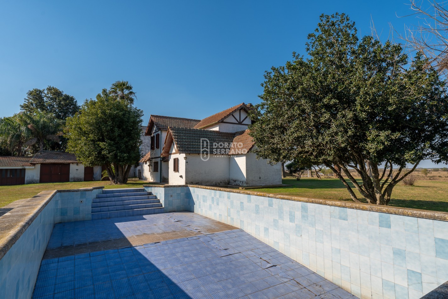 MANSION COLONIAL FRENTE A RIO CORONDA.