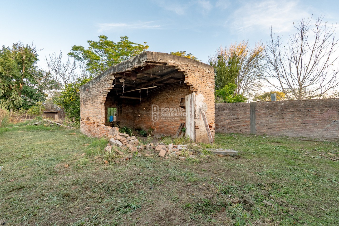 LOTE 10X45 +TODOS LOS SERVICIOS + PLUS CONSTRUCCION A RECICLAR.