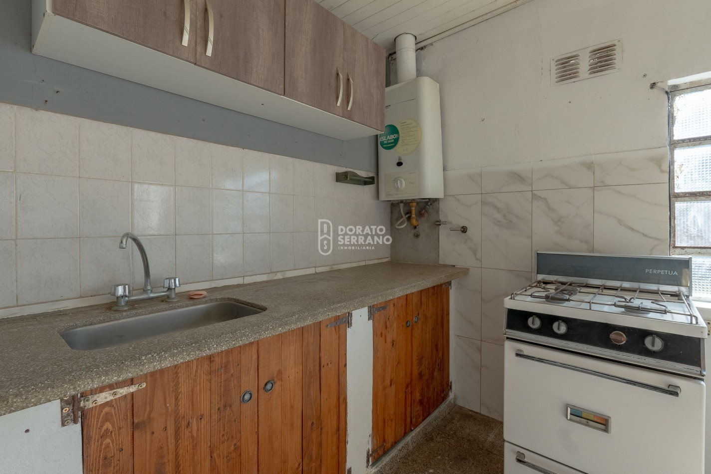 CASA PARA HABITAR  +  LOTE IDEAL + TODOS LOS SERVICIOS! - 15 MTS. DE FRENTE!