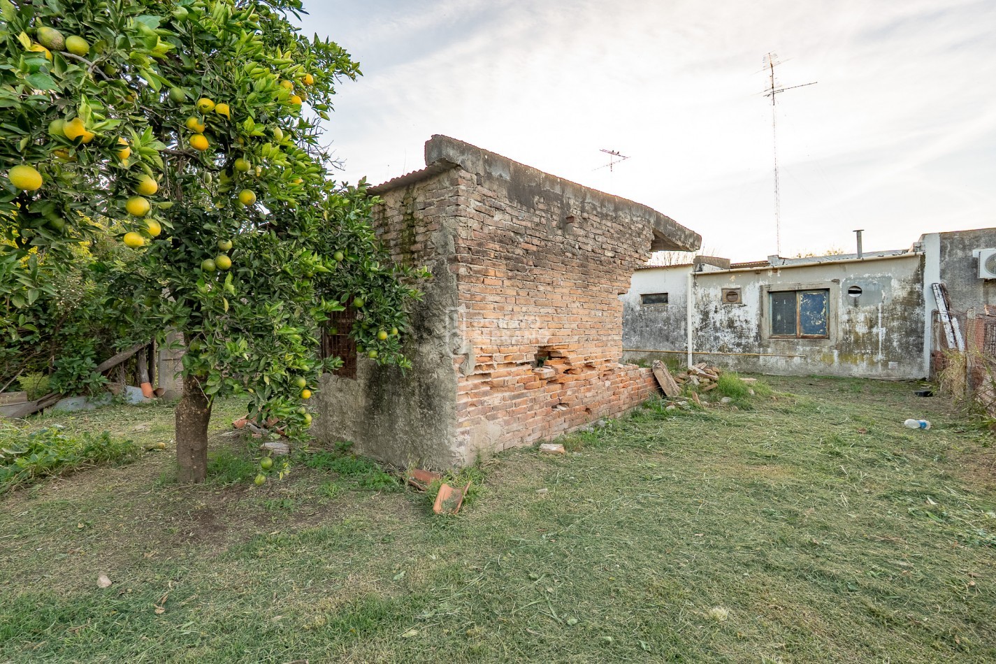 LOTE 10X45 +TODOS LOS SERVICIOS + PLUS CONSTRUCCION A RECICLAR.