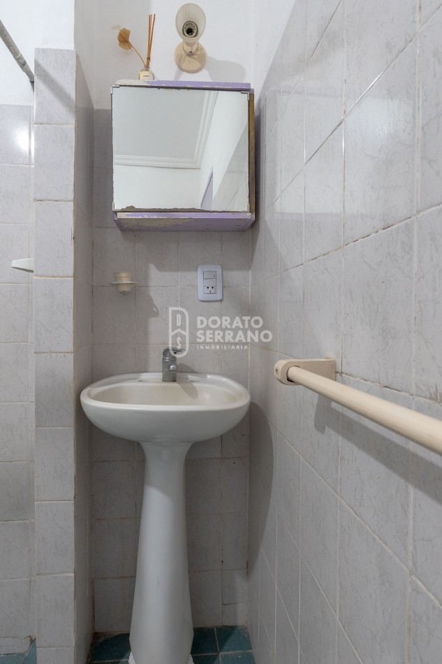 CASA PARA HABITAR  +  LOTE IDEAL + TODOS LOS SERVICIOS! - 15 MTS. DE FRENTE!