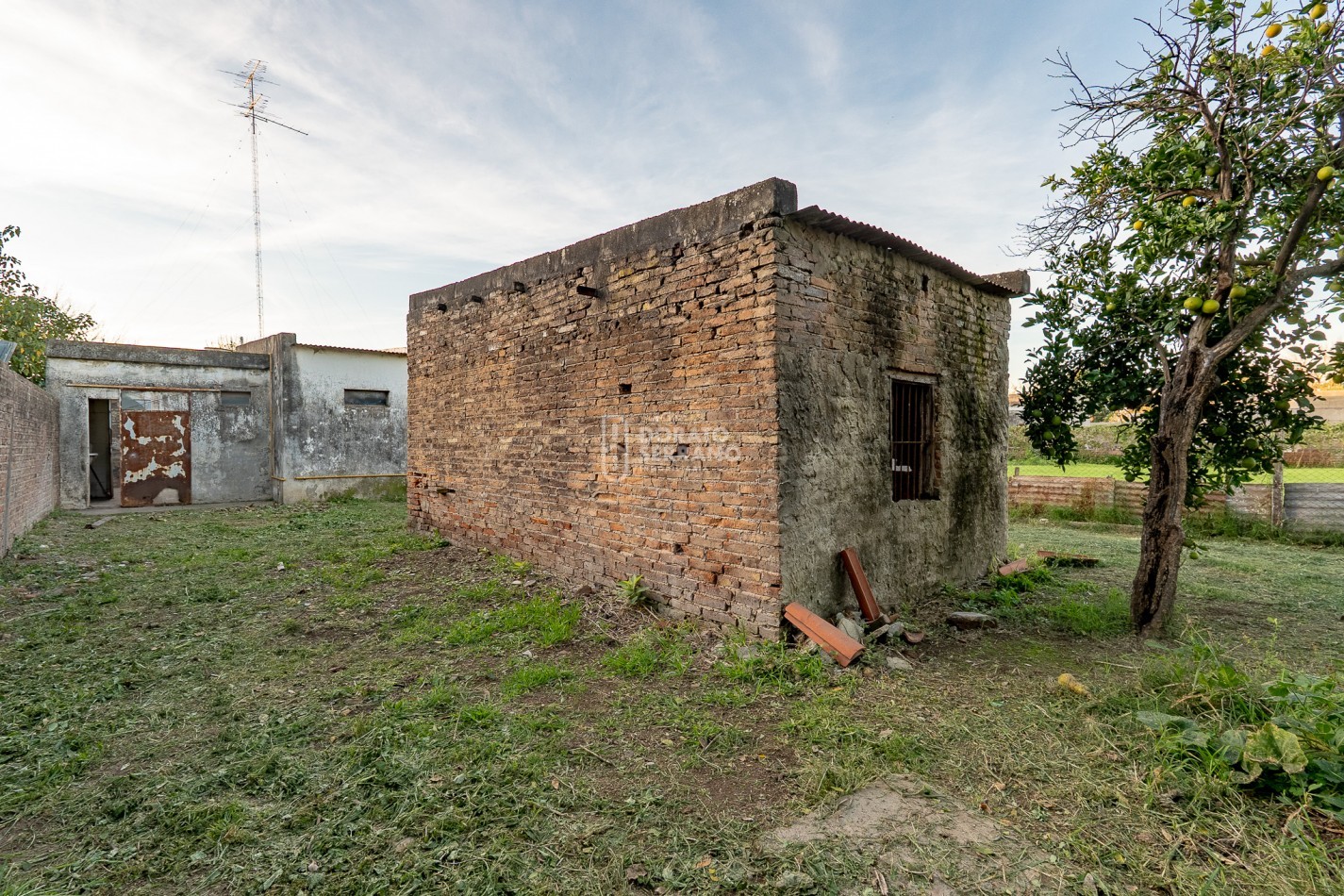 LOTE 10X45 +TODOS LOS SERVICIOS + PLUS CONSTRUCCION A RECICLAR.