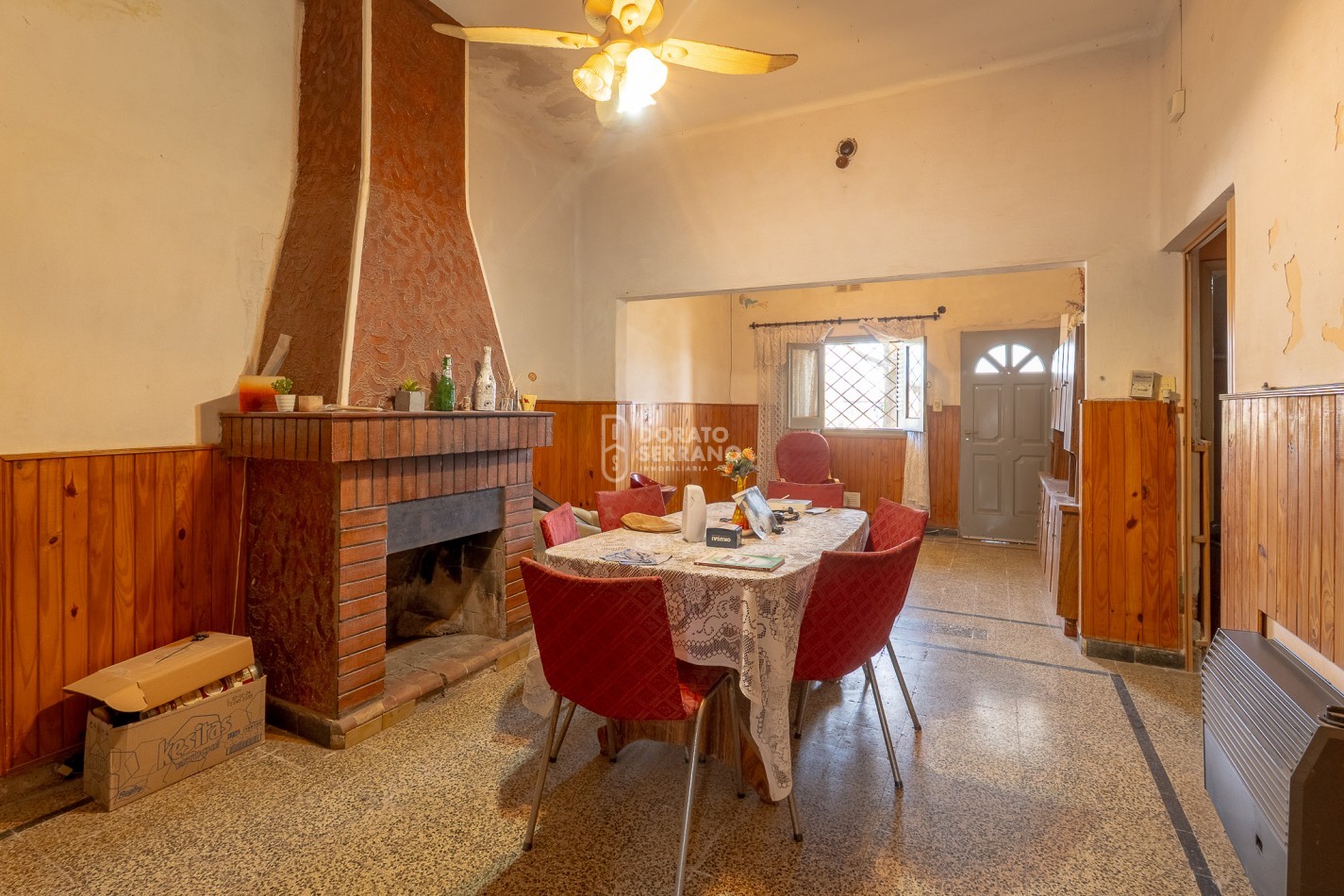 CASA EN ESQUINA! TODOS LOS SERVICIOS!