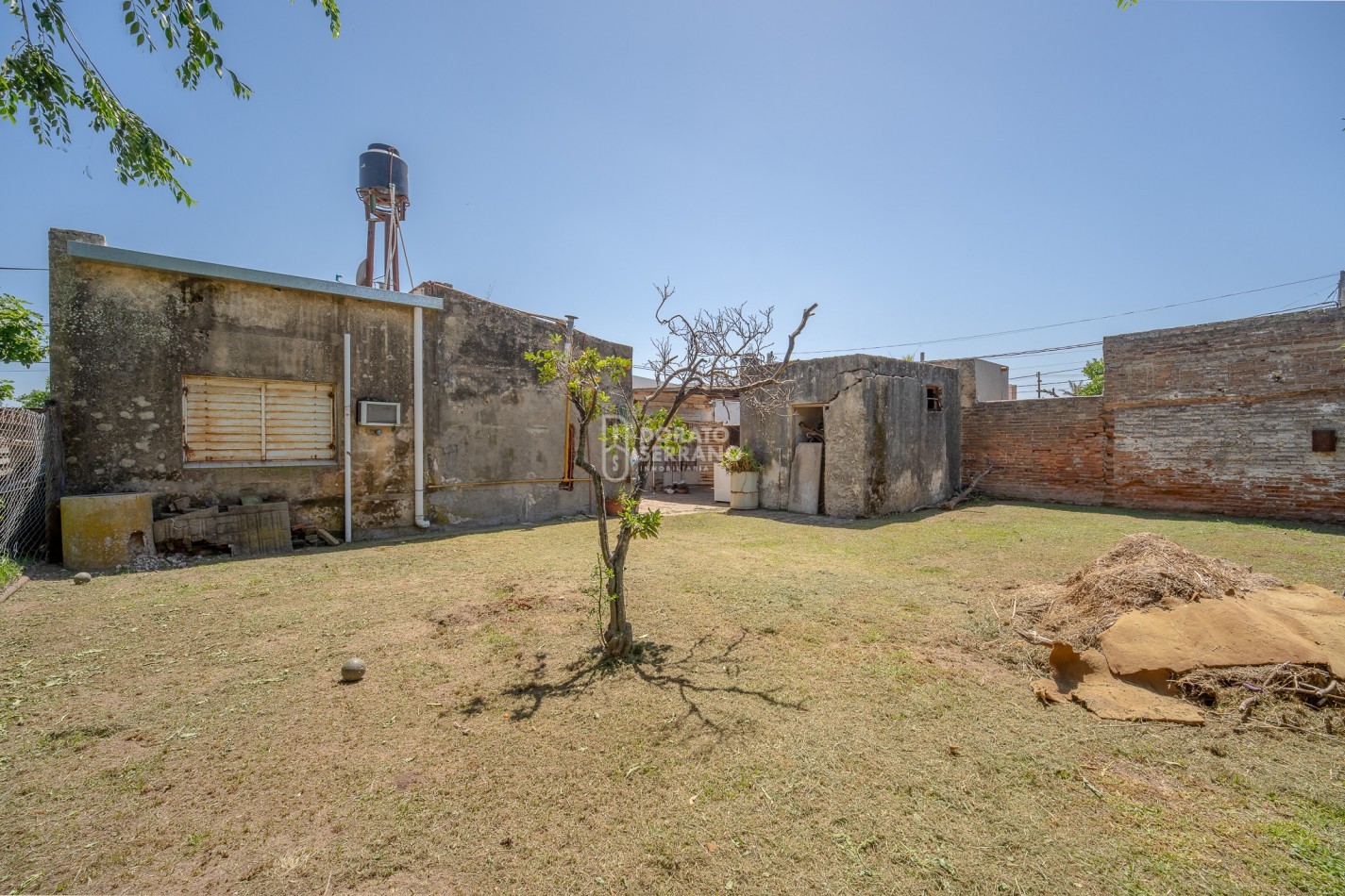 LOTE EN BARRIO FLORIDA! TODOS LOS SERVICIOS - PLUS EDIFICADO A DEMOLER O RECICLAR. 