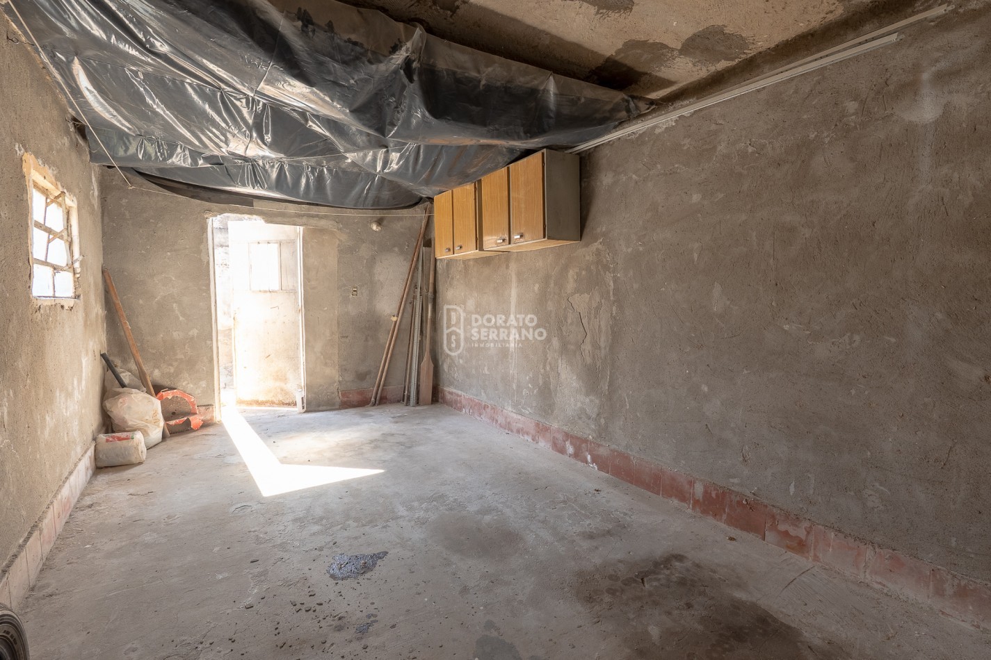 CASA EN ESQUINA! TODOS LOS SERVICIOS!