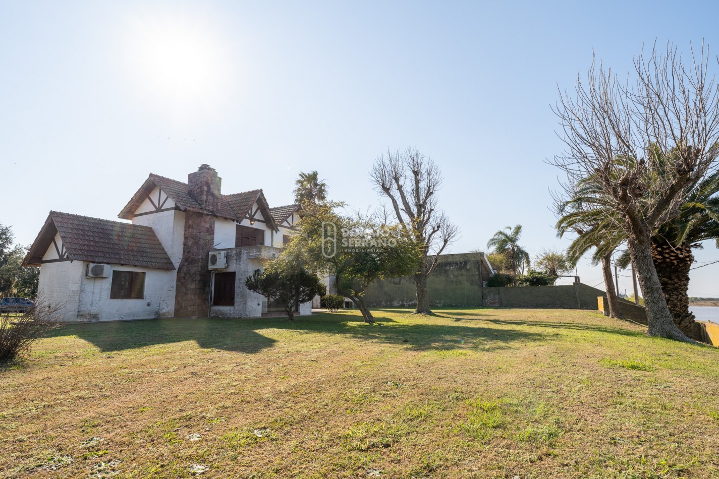 MANSION COLONIAL FRENTE A RIO CORONDA.