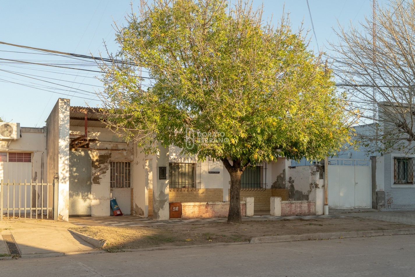 LOTE 10X45 +TODOS LOS SERVICIOS + PLUS CONSTRUCCION A RECICLAR.
