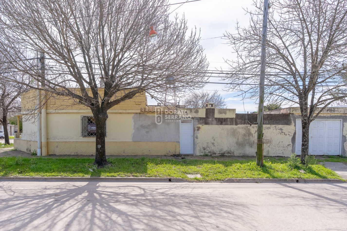 CASA EN ESQUINA! TODOS LOS SERVICIOS!