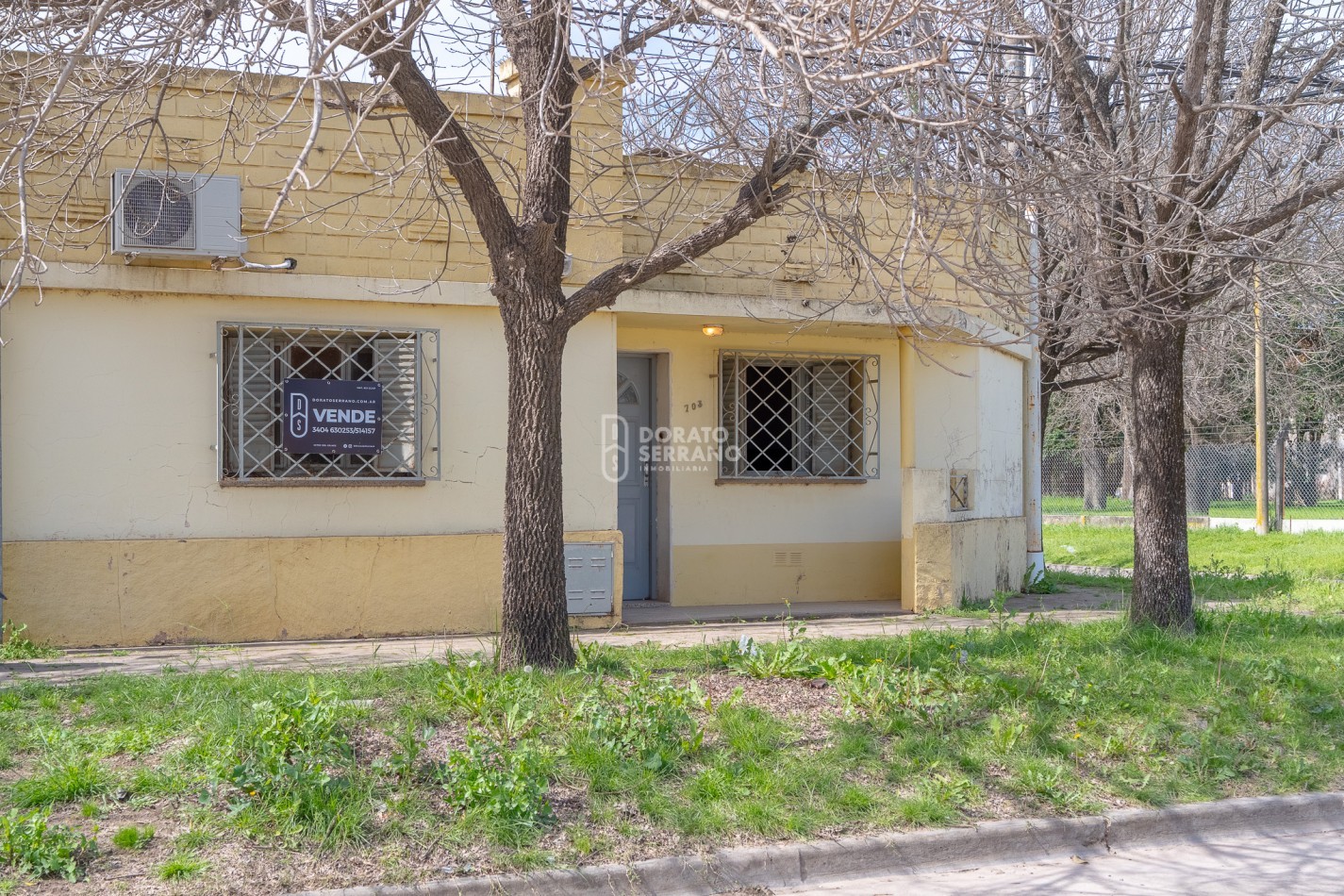 CASA EN ESQUINA! TODOS LOS SERVICIOS!