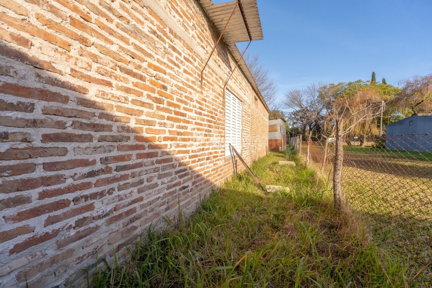 LOTE EN ESQUINA + CASA A TERMINAR! - AREA RESIDENCIAL!