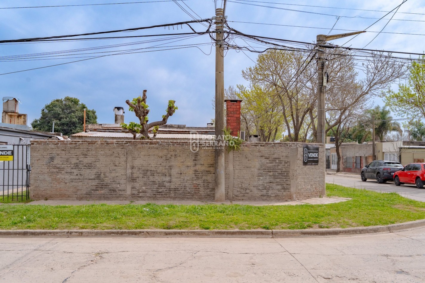 CASA EN ESQUINA / TODOS LOS SERVICIOS!