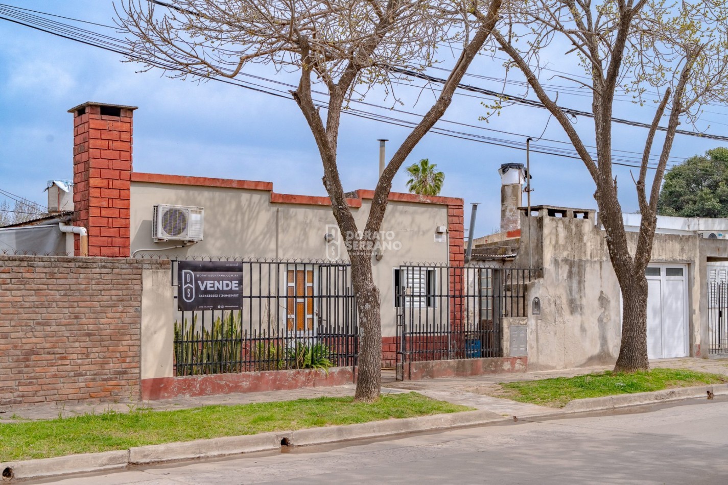 CASA EN ESQUINA / TODOS LOS SERVICIOS!