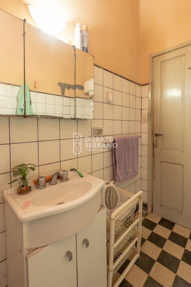 CASA EN ESQUINA! TODOS LOS SERVICIOS!