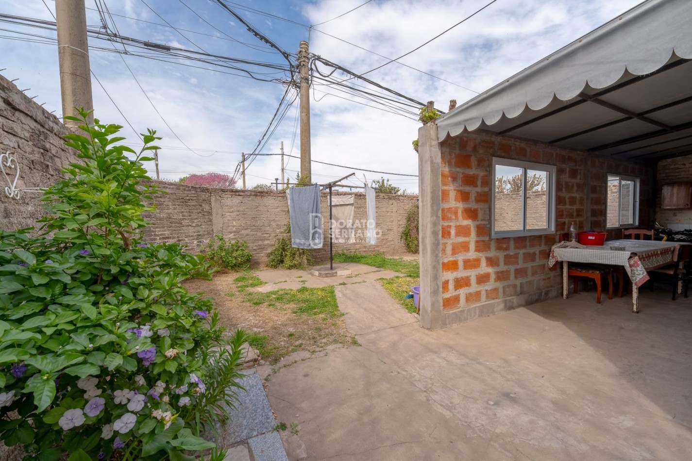 CASA EN ESQUINA / TODOS LOS SERVICIOS!