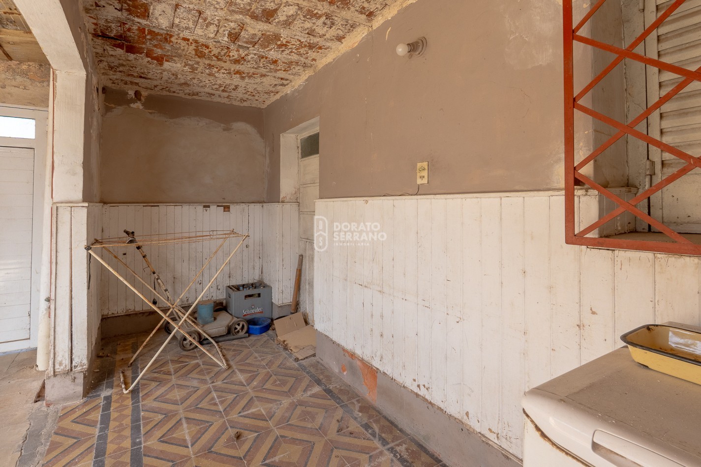 CASA EN ESQUINA! TODOS LOS SERVICIOS!